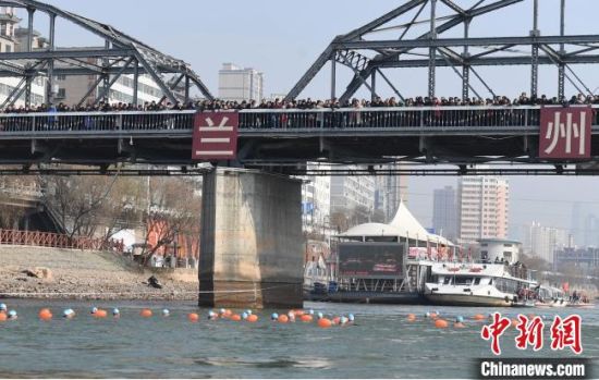 圖為活動(dòng)現(xiàn)場(chǎng)冬泳愛好者表演“漂游”?！钇G敏 攝