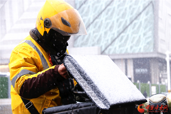 2020年第一場雪巧遇“小寒” 蘭州人請收下?。ńM圖）