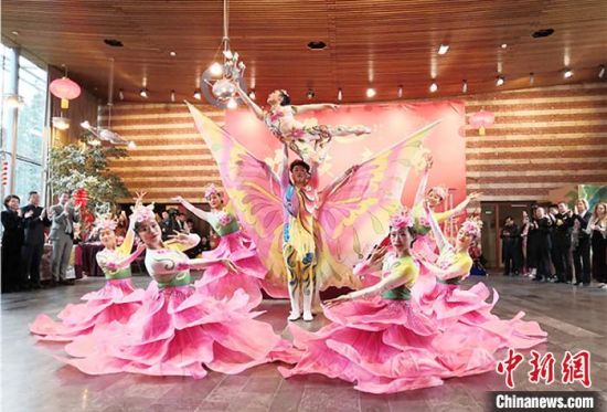 圖為雜技演員通過(guò)精湛的技藝贏得了滿(mǎn)堂喝彩?！「拭C省文化和旅游廳網(wǎng)站 攝