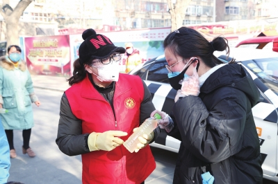 用點(diǎn)滴善舉筑就強(qiáng)大正能量 蘭州市各級(jí)道德模范、蘭州好人齊心援助抗擊疫情一線(xiàn)