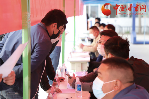 【甘肅省決戰(zhàn)決勝脫貧攻堅(jiān)】扶貧又扶志！把“就業(yè)大禮包”送到貧困戶家門口（圖）