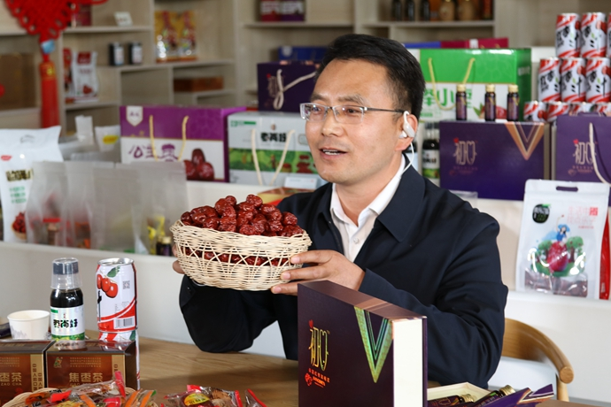 “縣長(zhǎng)直播天團(tuán)”唱響“甘貨春之聲”，售出近30種甘貨1萬(wàn)余件 開進(jìn)直播間的網(wǎng)絡(luò)扶貧博覽會(huì)，受百萬(wàn)網(wǎng)友點(diǎn)贊 