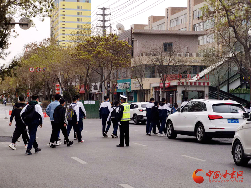 保駕護航！涼州公安交警“護學崗” 撐起“平安傘”