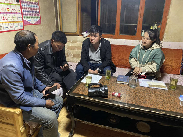 圖為木耳鎮(zhèn)紀(jì)檢干事盧建民（左三）連夜在多壩村多壩組奚連德家中了解受災(zāi)情況，排查安全隱患，并宣傳發(fā)生次生災(zāi)害的相關(guān)知識。_副本.jpg