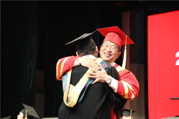 17分鐘14次掌聲！隴東學(xué)院院長辛剛國這樣深情寄語畢業(yè)生