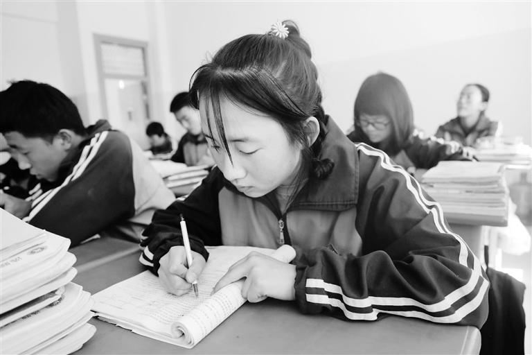 慶陽環(huán)縣這名小姑娘，柔弱肩膀撐起一個(gè)大家庭