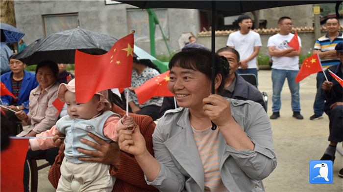 隴南市紀(jì)委監(jiān)委黨員干部與宕昌縣官亭鎮(zhèn)杜家村群眾一起慶祝黨的生日。_副本.jpg