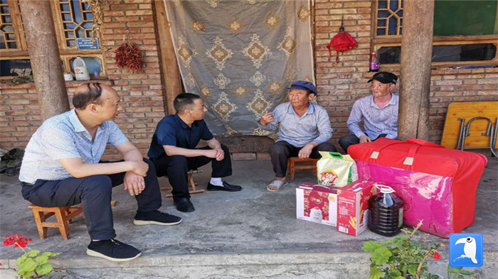 在建黨99周年來(lái)臨之際，隴南市禮縣紀(jì)委監(jiān)委在中壩鎮(zhèn)、三峪鄉(xiāng)開(kāi)展“七一”慰問(wèn)老黨員、困難黨員活動(dòng)，為他們送去組織的關(guān)懷和節(jié)日的問(wèn)候。_副本.jpg