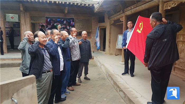 7月1日，臨夏州紀(jì)委監(jiān)委機(jī)關(guān)黨總支組織退休黨支部部分黨員前往東鄉(xiāng)縣布楞溝村史館，開(kāi)展主題黨日活動(dòng)。_副本.jpg