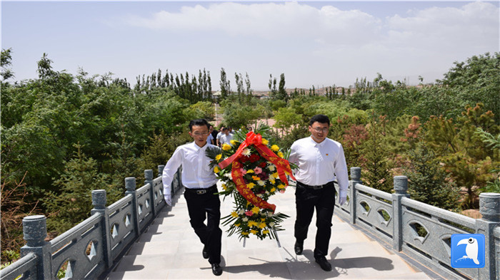 七一”前夕，白銀市紀(jì)委監(jiān)委機(jī)關(guān)黨委組織黨員來(lái)到紅軍西路軍景泰烈士陵園開(kāi)展主題黨日活動(dòng)。 朱鵬拍攝_副本.jpg