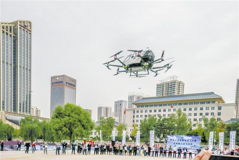 超酷、超刺激！智能駕駛飛行器在蘭載人試飛