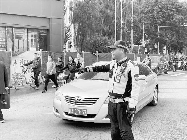 近期蘭州市區(qū)多處路段占道施工，高峰期市民請盡量繞行