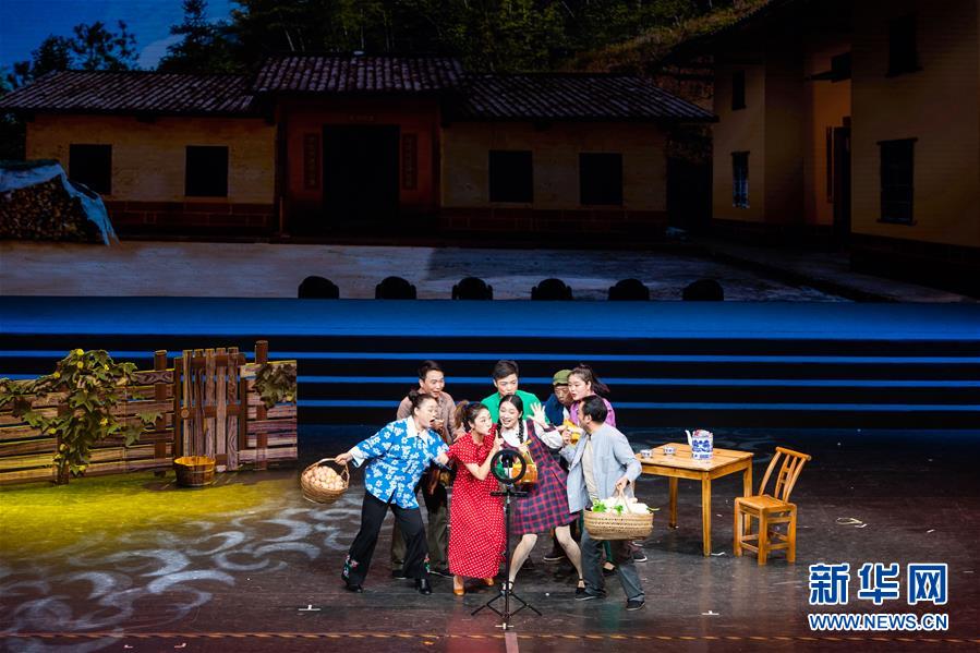 (文化)(1)2020年湖南省“歡樂瀟湘”精準扶貧優(yōu)秀文藝作品展演在長沙舉行