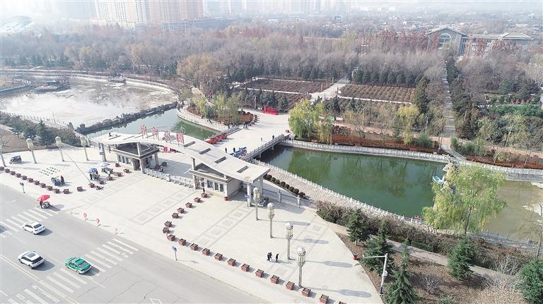 　初冬時(shí)節(jié)，臨夏市東郊公園里,楓樹、松柏、云杉等樹木色彩斑斕