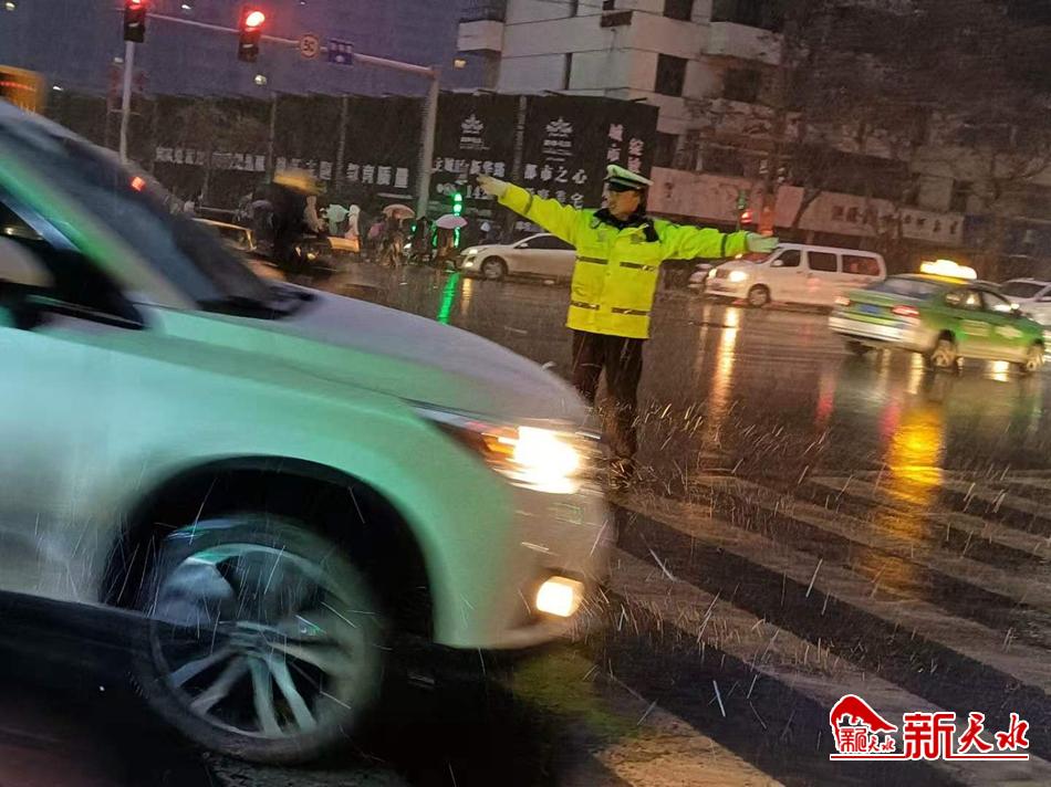 風雪襲來，天水最美“警色”在路上！