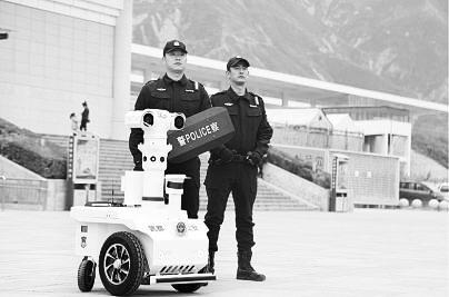 新奇！5G巡邏機(jī)器人亮相隴南武都街頭