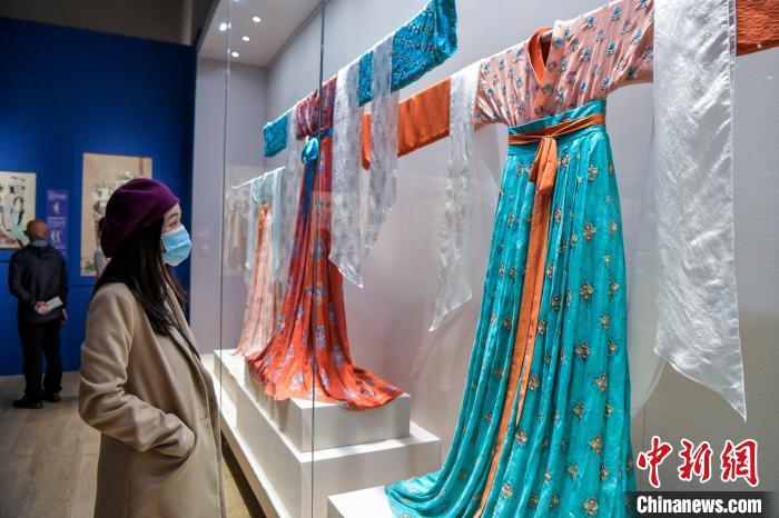 觀眾在參觀唐代服飾?！●樤骑w 攝