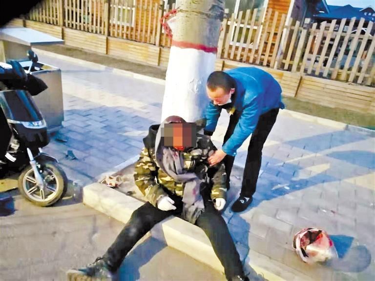 蘭州：騎摩托車男子清晨撞傷 熱心“的哥”全力救助！