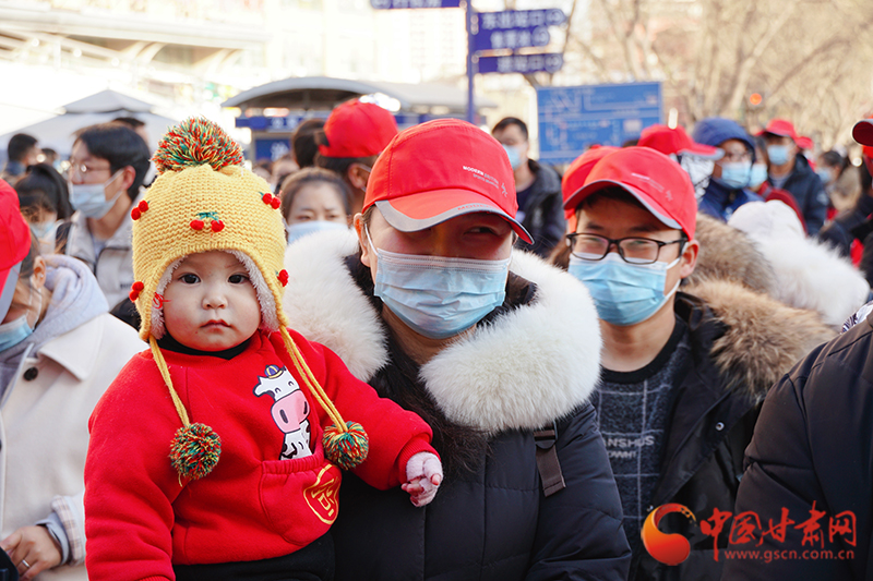 甘肅開(kāi)行節(jié)后首趟復(fù)工復(fù)產(chǎn)專(zhuān)列  輸送1076名進(jìn)疆教師返崗 