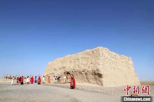 數(shù)十位身著古裝的女性通過體驗(yàn)賞漢舞、習(xí)漢禮、吟誦詩詞等中華傳統(tǒng)文化，再現(xiàn)古絲綢之路的繁華盛景?！⊥踺?攝