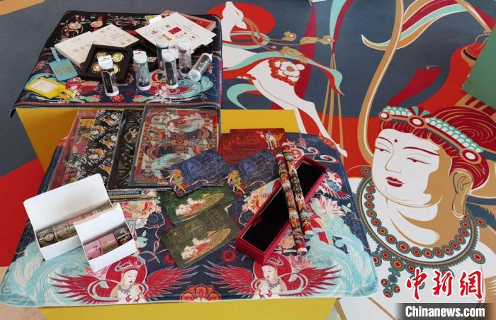 60余類敦煌主題的文創(chuàng)產(chǎn)品讓人愛不釋手?！《∷?攝