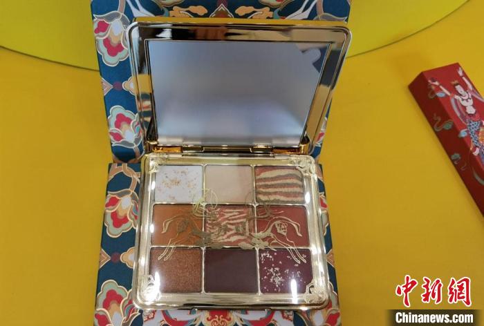 圖為取材壁畫色彩的敦煌美妝?！《∷?攝