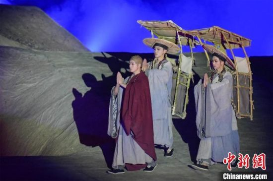 圖為演出現(xiàn)場，該劇獨創(chuàng)360度旋轉并前后移動觀眾席，顛覆傳統(tǒng)劇場舞臺表演模式。　王斌銀 攝