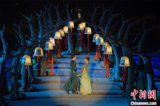 圖為全新升級《敦煌盛典》，新增戰(zhàn)馬、燈籠矩陣，以及最新聲、光、電硬件設施?！⊥醣筱y 攝