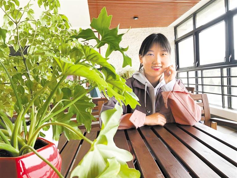 2021年“中國(guó)航天日”海報(bào)設(shè)計(jì)者蘭大學(xué)子王淑君：緣自熱愛 用作品致敬祖國(guó)航天事業(yè)