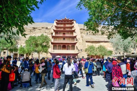 中國(guó)農(nóng)歷四月初八，敦煌民眾傳承歷史習(xí)俗，前往莫高窟燒香禮佛、祈福。(資料圖) 王斌銀 攝