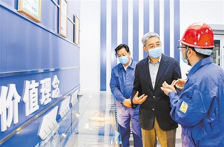 尹弘在嘉峪關調研時強調 推動傳統(tǒng)產業(yè)智能化高端化綠色化轉型升級 努力在實現(xiàn)高質量轉型發(fā)展上邁出更大步伐