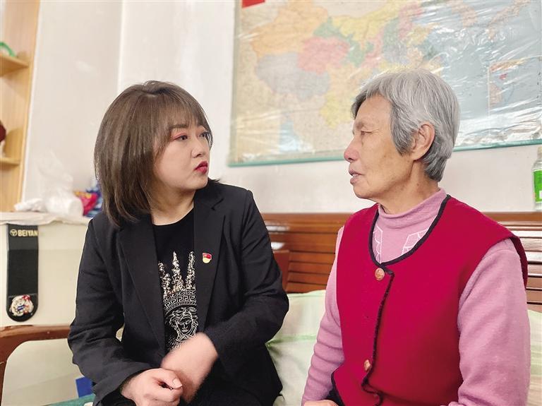 敦煌路街道任家莊街東社區(qū)黨委書記、居委會(huì)主任譚莉：我們必須成為老百姓?qǐng)?jiān)強(qiáng)的后盾