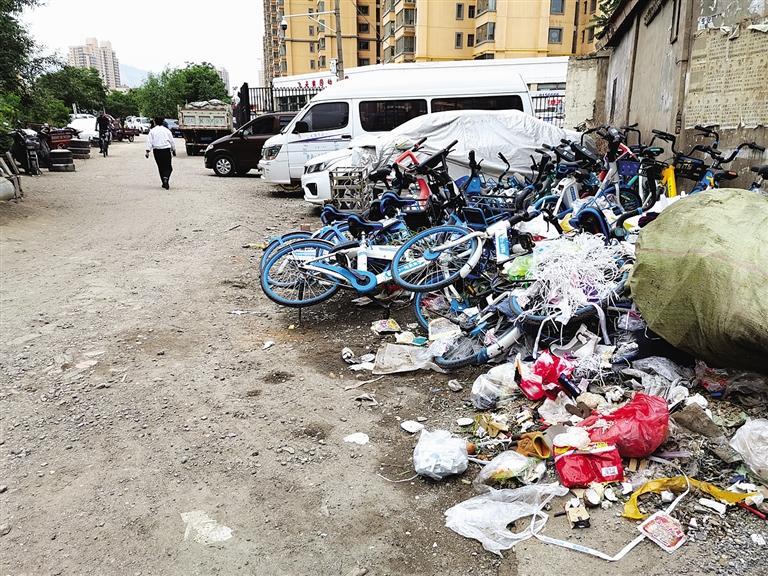 百米土路臟亂差，誰來管？經(jīng)記者協(xié)調(diào)，社區(qū)組織志愿者進(jìn)行了清理