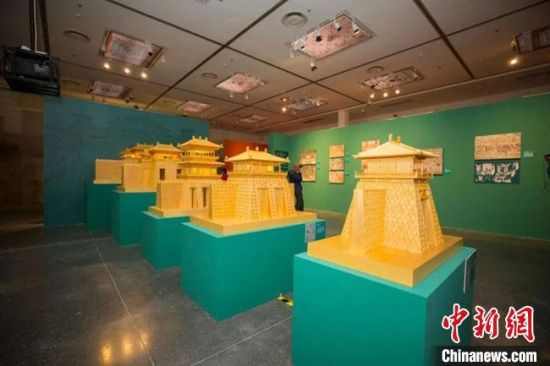 圖為呈現(xiàn)敦煌壁畫(huà)中的建筑和園林之美的復(fù)原模型。(資料圖) 敦煌研究院供圖