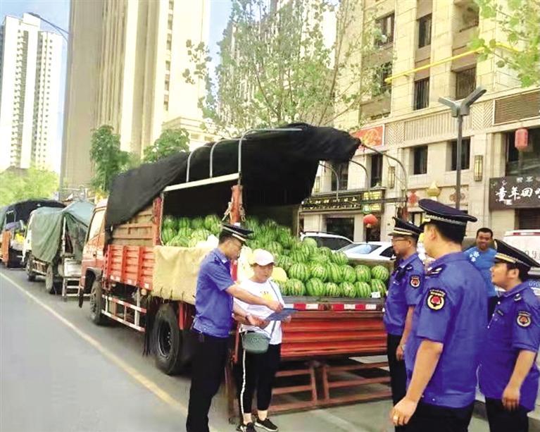 蘭州安寧472個(gè)臨時(shí)攤點(diǎn)助瓜農(nóng)輕松賣(mài)瓜