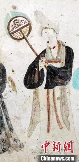 “一把小扇在手，笑對仲夏酷暑?！眻D為莫高窟第468窟《執(zhí)團(tuán)扇女供養(yǎng)人》(中唐)?！《鼗脱芯吭汗﹫D