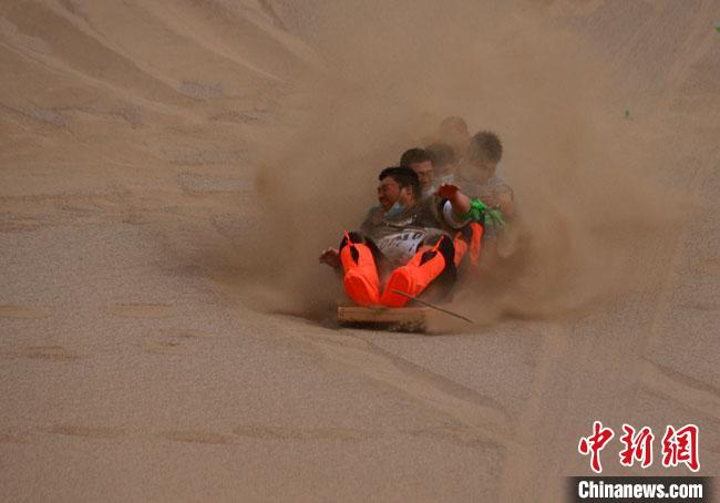 6月13日，敦煌鳴沙山月牙泉景區(qū)舉辦滑沙比賽?！●T豆 攝