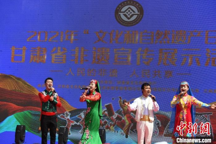 圖為甘肅臨夏回族自治州非遺傳承人演唱花兒?！钇G敏 攝