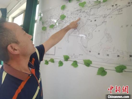 圖為甘肅省社會(huì)科學(xué)院絲綢之路研究所所長侯宗輝指出《絲綢之路古文明》課題組考察線路?！￠Z姣 攝