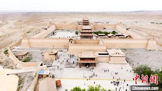 圖為7月中旬，世界文化遺產(chǎn)——嘉峪關，它是中國明代萬里長城的西端起點?！「哒埂z