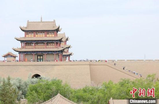 歷經(jīng)數(shù)十載保護修繕的古老關城得以延年益壽，成為了海內(nèi)外游客“絲路游”的必經(jīng)打卡地?！「哒?攝