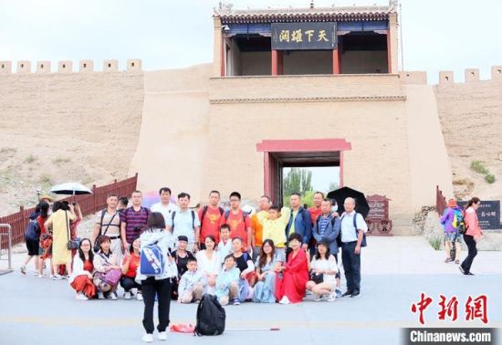 歷經(jīng)數(shù)十載保護修繕的古老關城得以延年益壽，成為了海內(nèi)外游客“絲路游”的必經(jīng)打卡地?！「哒?攝