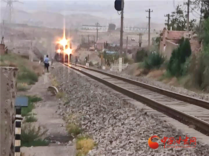 驚險！火車來臨小男孩鐵路上玩耍 蘭鐵民警飛奔將其救下