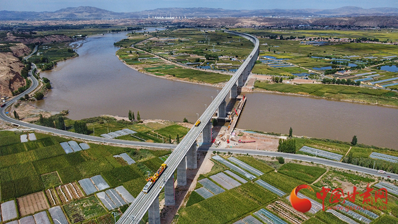 【隴拍客】直擊現(xiàn)場！看中蘭鐵路首條接觸網(wǎng)導(dǎo)線如何架設(shè)