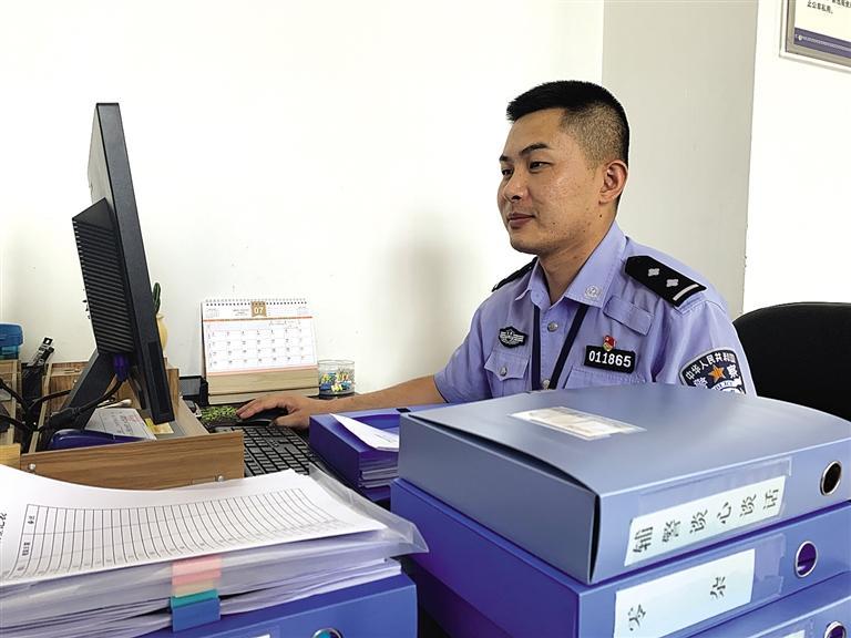 “身為黨員，就應(yīng)該第一個(gè)往前沖”