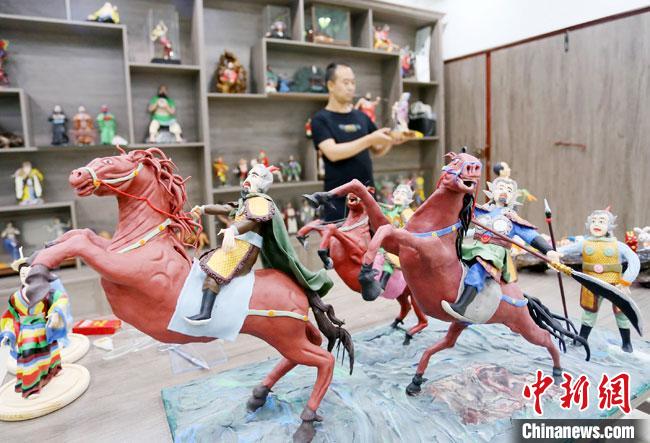 安秋平是成州面塑第五代傳承人，也是當(dāng)?shù)匚ㄒ粓?jiān)守面塑制作的人。　高展 攝