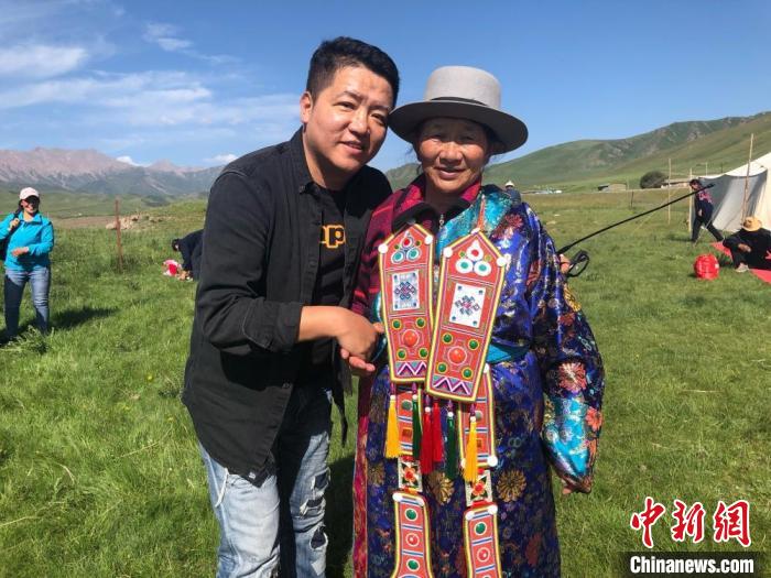 圖為拍攝紀錄片《西茂的婚禮》期間，張輝剛(左)與裕固族老人合影留念。(資料圖) 張輝剛供圖