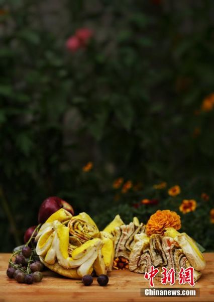 圖為做好的月餅，狀似玫瑰，切開后層層疊疊，色彩斑斕。張文 攝