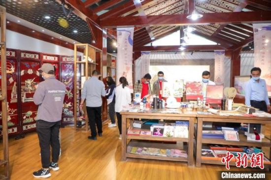 圖為甘肅“一會一節(jié)”期間，位于敦煌的天水市展館中，民眾觀賞文創(chuàng)產(chǎn)品。　甘肅省文化和旅游廳供圖