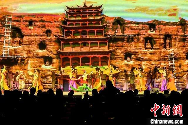 開幕式文藝展示“相約敦煌”，通過數(shù)字技術(shù)將莫高窟“搬到”演出現(xiàn)場?！「拭C省文化和旅游廳供圖